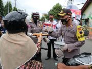 HUT Polantas, Kapolres Kebumen Bagikan Jamu ke Pengguna Jalan