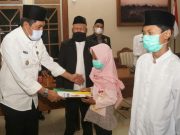 Bupati Magelang Serahkan Santunan untuk Anak Yatim Piatu