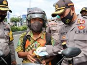 Tertib Bermasker, Kapolres Kebumen Beri Uang Saku dan Sayuran