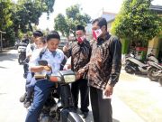Edukasi Warga, Pemdes Telukwetan Jepara Bagi Masker Gratis