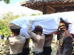 Kapolres Wonogiri Ikut Mengusung Jenazah Aiptu Sunarto
