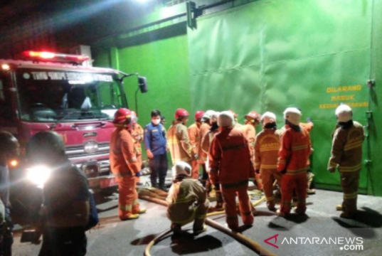 15 Unit Damkar Padamkan Api Lalap Kawasan Pergudangan Cengkareng