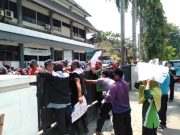 Kantor PLN UP3 Tegal ‘Didemo’ Puluhan Warga bola.antara.id