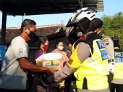 Bagi Masker dan Sembako, Cara Berbagi Satlantas Polres Grobogan di Hari Lalu Lintas