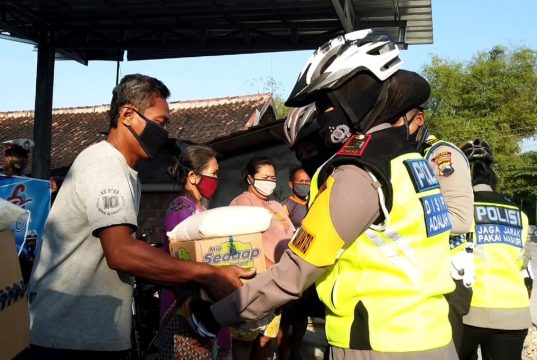 Bagi Masker dan Sembako, Cara Berbagi Satlantas Polres Grobogan di Hari Lalu Lintas