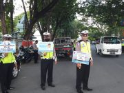 Pakai Papan Sosialisasi , Personel Satlantas Gencarkan Protokol Kesehatan
