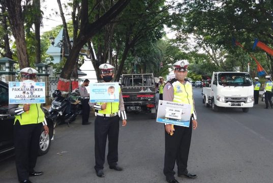 Pakai Papan Sosialisasi , Personel Satlantas Gencarkan Protokol Kesehatan
