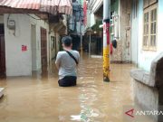 Luapan Ciliwung Mulai Merendam Rumah Penduduk Kebon Pala