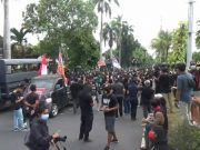 Ratusan Pendukung Jrx SID Gelar Aksi Damai di Depan PN Denpasar