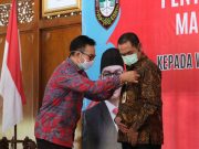 Walikota Surakarta Peroleh Anugrah Manggala Karya Kencana 2020