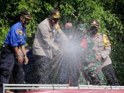 TNI-Polri Bersama Pemkab Batang Gencarkan Penyemprotan Disinfektan