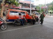 Babinsa dan Bhabinkamtibmas Dampingi Lurah Pedalangan, Banyumanik Patroli PKM