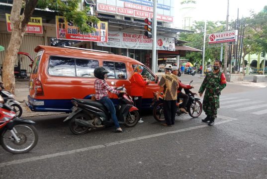 Babinsa dan Bhabinkamtibmas Dampingi Lurah Pedalangan, Banyumanik Patroli PKM