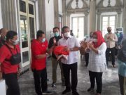 Kemensos Salurkan Paket Sembako Bagi Warga Terdampak Pandemi Kemensos Salurkan Paket Sembako Bagi Warga Terdampak Pandemi