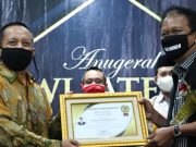 Ketua DPRD Jateng Terima Penghargaan PWI Award 2020