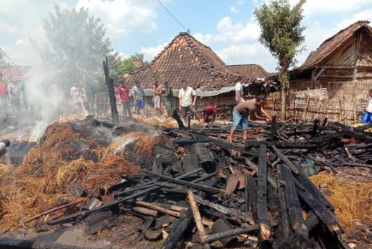 Rumah Terbakar di Plosorejo, Ternak Sapi Terselamatkan
