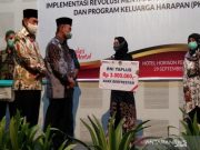 Menko PMK Beri Penghargaan pada Keluarga Penerima Manfaat yang Naik Kelas
