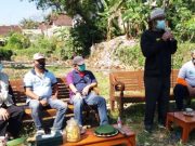 Diskusi Pengelolaan Sampah Sambil Ngopi di Pinggir Kali