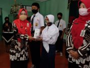 Pemkot Surakarta Salurkan Bantuan 40 Unit Smartphone Untuk Siswa Kurang Mampu