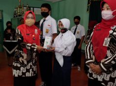 Pemkot Surakarta Salurkan Bantuan 40 Unit Smartphone Untuk Siswa Kurang Mampu