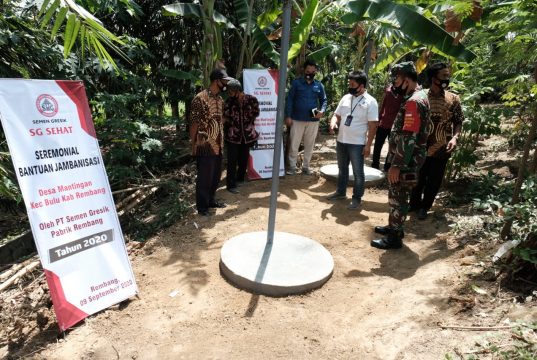 Semen Gresik Serahkan 538 Jamban kepada Warga Rembang