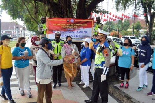 Sambut HUT Polantas, Satlantas Polres Magelang Kota Bagi 500 Gelas Jamu