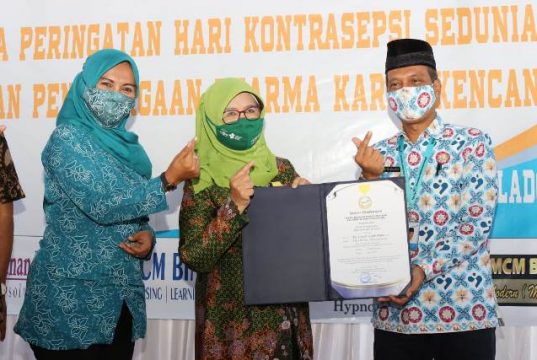 Ketua PC Muslimat NU Banyumas Raih Penghargaan Dharma Karya Kencana