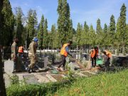 Tak Bawa Masker, Puluhan Warga Disanksi Bersih Makam dan Tes Rapid