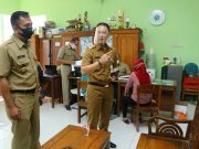 Ngantor di Balai Desa Gondangmanis, Plt Bupati Minta Pemdes Serius Layani Warga