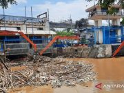 2,832 Meter Kubik Sampah Nyangkut di Pintu Air Manggarai