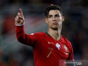 Ronaldo Diminta Pakai Masker saat Tonton Portugal Menang