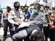 Mahasiswa Gelar Demo Tolak UU Cipta Kerja di Kantor Bupati Pacitan