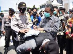 Mahasiswa Gelar Demo Tolak UU Cipta Kerja di Kantor Bupati Pacitan