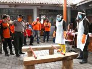 Para Relawan Wonogiri Dilatih Teknis Pemakaman Korban Corona