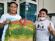 Satu-satunya Pelatih Bola di Dunia yang Mengenakan Baju Batik