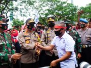Polisi dan Pendemo Berbagi Bunga dalam Unjuk Rasa di Semarang
