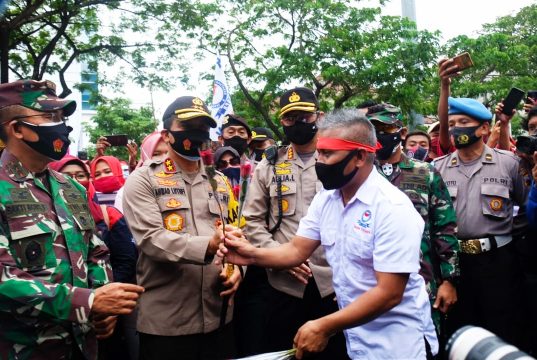Polisi dan Pendemo Berbagi Bunga dalam Unjuk Rasa di Semarang