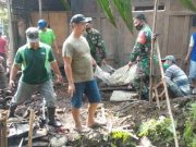 Koramil Srumbung Gotong Royong Membantu Warga