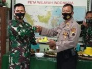 Jajaran Polsek Sawangan Berikan Nasi Tumpeng Kepada Koramil