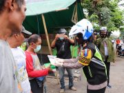 Satlantas Polres Kendal Bagi Nasi Kotak dan Masker Kepada Pengguna Jalan.