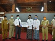 Bupati Kebumen Serahkan Bantuan ke Pondok Pesantren, Covid-19 Bukan Aib