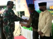 Kasrem 072/Pamungkas Bagikan Sembako di Lokasi TMMD Secang
