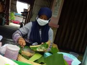 Avita Aulia, Siswi SMA di Grobogan Belajar Daring Sambil Jualan Nasi Pager