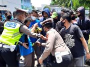 Warganet Puji Aksi Simpatik Polisi Saat Pengamanan Demo Buruh di Batang