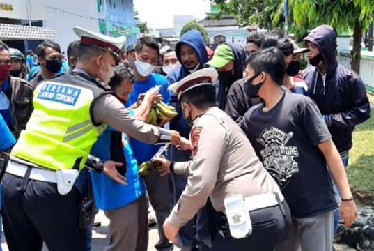 Warganet Puji Aksi Simpatik Polisi Saat Pengamanan Demo Buruh di Batang
