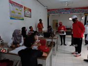 Dinsos Salurkan Bantuan Uang Kepada Anak Sekolah Untuk Pembelajaran Online