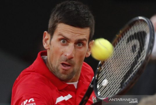 Djokovic Atasi Perlawanan Ketat Tsitsipas untuk Tantang Nadal di Final