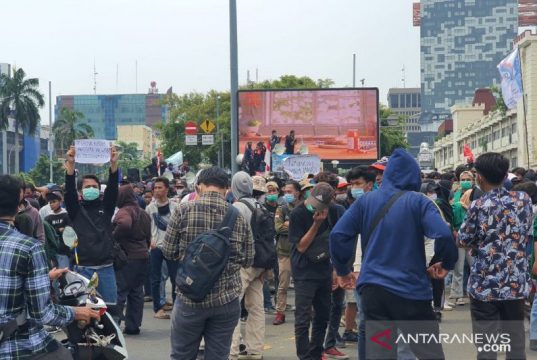 TransJakarta Alihkan Rute Imbas Aksi Massa di Senayan