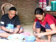 Efek Pandemi, Penggebuk Drum Dangdut Banting Setir Jualan Belalang Goreng