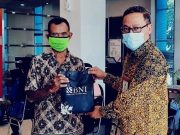 Hari Batik Nasional, Bank BNI Cepu Bagikan Suvenir